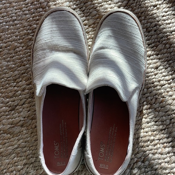TOMS Slip on Sneakers - Picture 5 of 6
